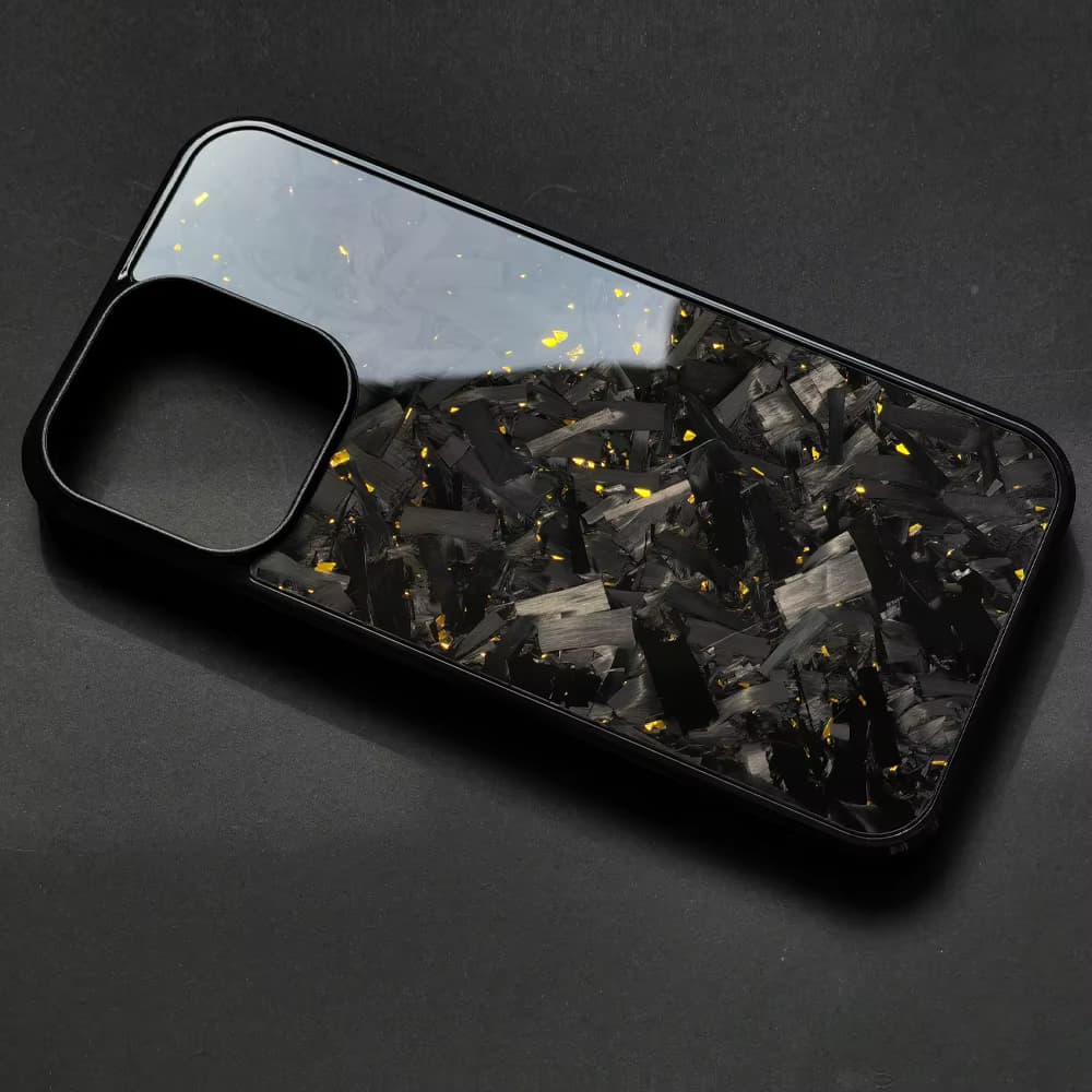 Schwarze iPhone-Hülle mit Forged-Carbon-Struktur und goldfarbenen Akzenten