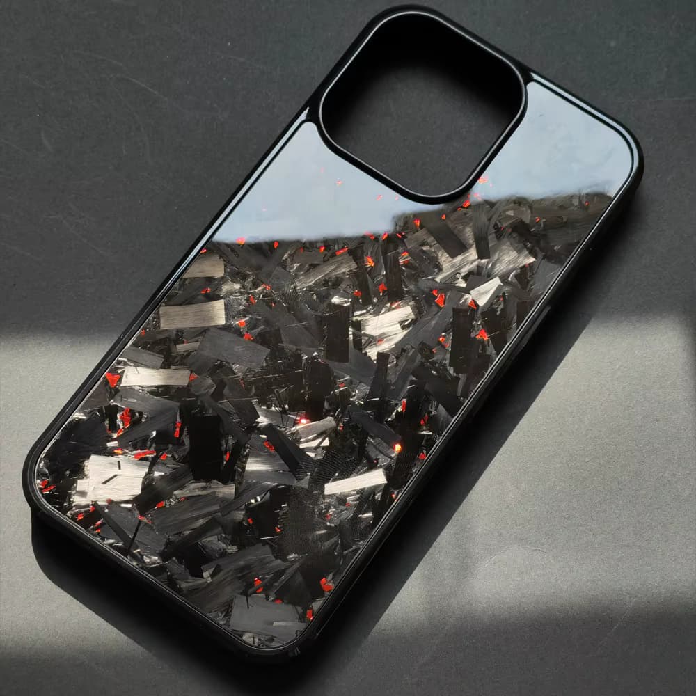 Schwarze iPhone-Hülle mit Forged-Carbon-Struktur und lavafarbenen Akzenten