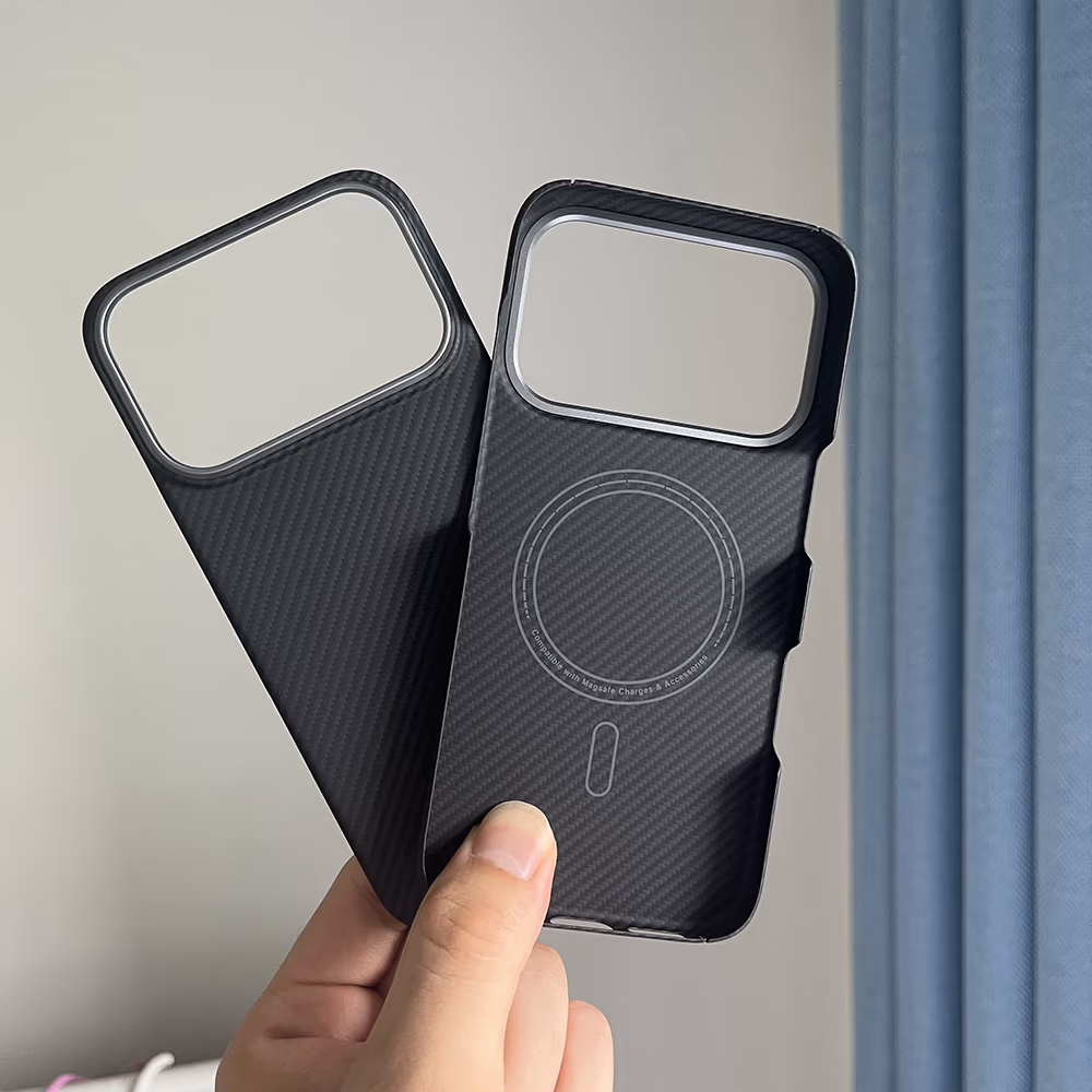 Vergleich einer Carbonhülle mit und ohne MagSafe-Ring