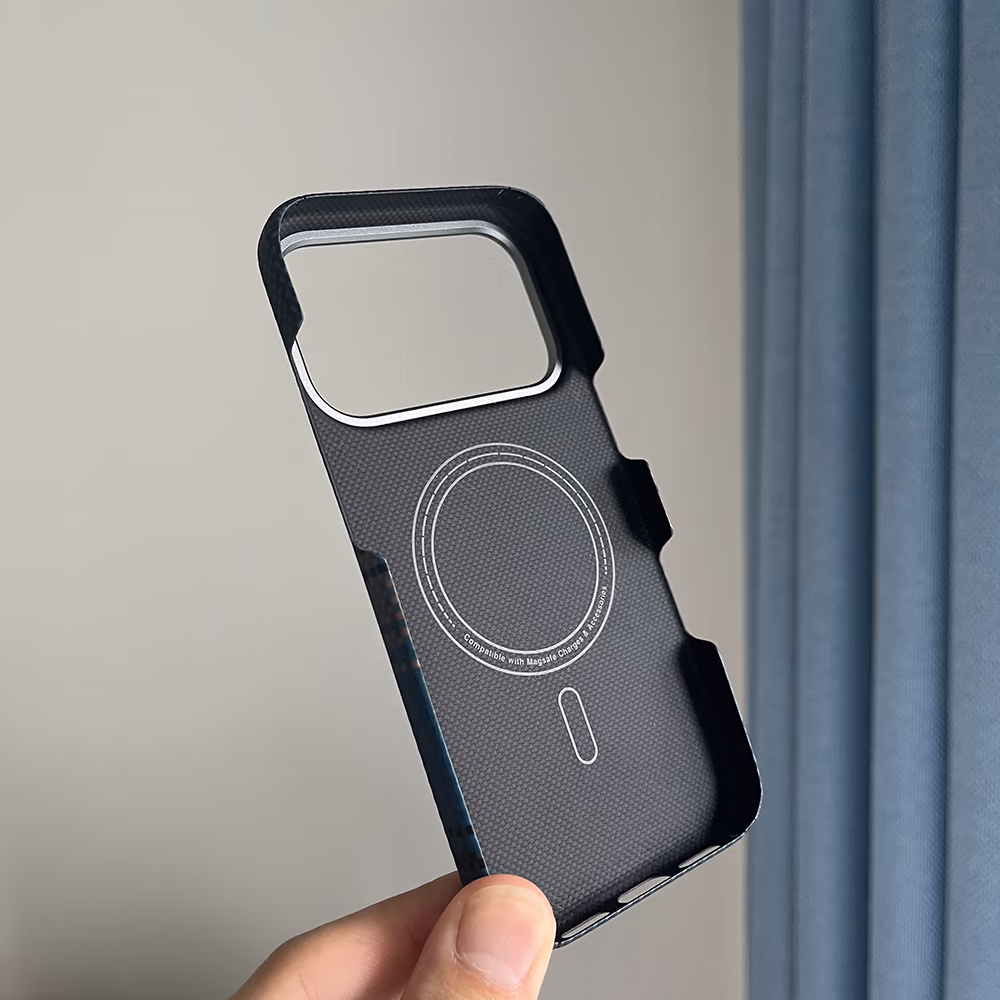 Innenansicht der Carbonhülle mit MagSafe-Magnetring